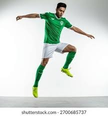 内蒙古额尔古纳初冬银装素裹，金雕翱翔雪原尽显苍穹之王风范